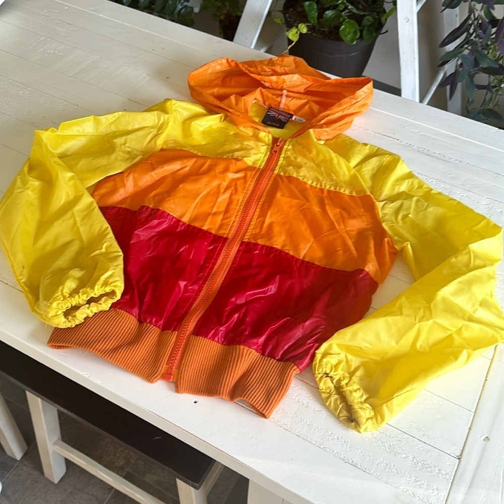 Vintage retro  Britannia size small 100% nylon windbreaker, red orange yellow